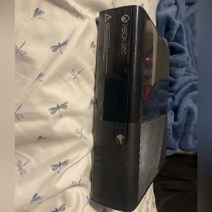 Xbox 360 Console that is barely used with new Xbox 360 controller and Game!